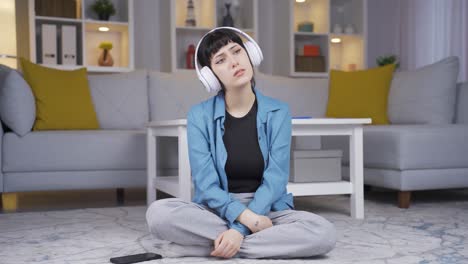 Una-Mujer-Joven-Escuchando-Música-Con-Auriculares-Es-Infeliz-Y-Triste.